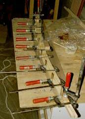 {Decksbalken beim Verleimen}